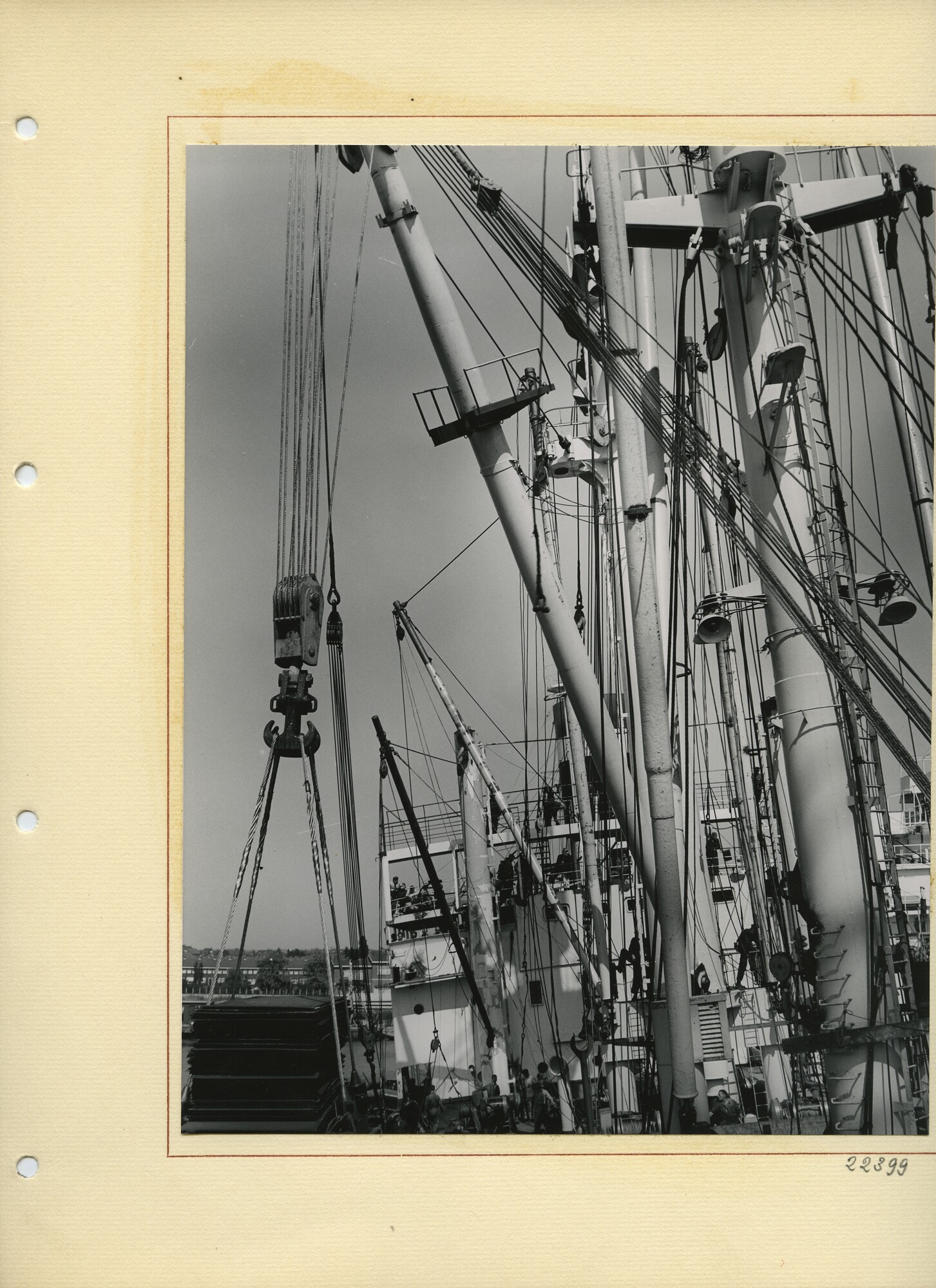 S.5444(0069)09; Reproductiefoto van de verbouwing van het vrachtschip ms. Delft bij de NDSM; foto