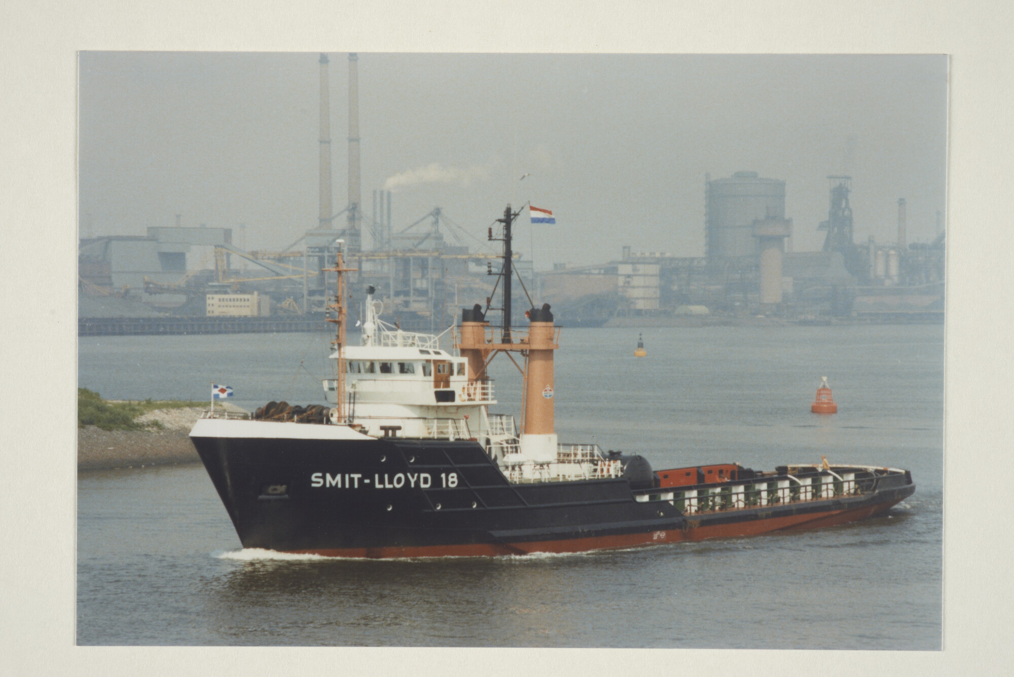 1997.4908; Kleurenfoto van het bevoorradingsschip 'Smit Lloyd 18' van Smit Lloyd BV; foto