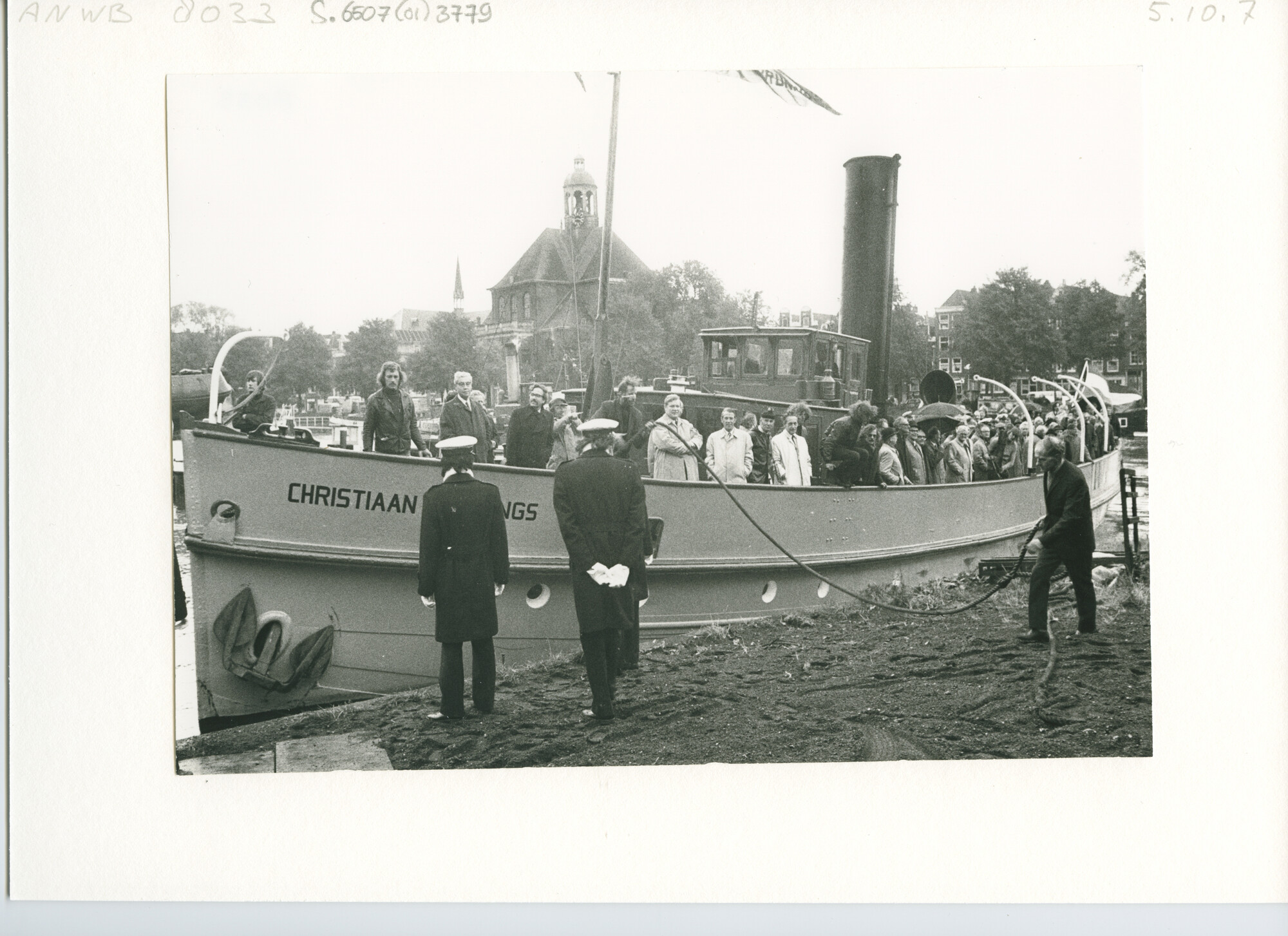 S.6507(01)3779; Het s.s. Christiaan Brunings met een gezelschap aan boord tijdens het afmeren tegenover de Oosterkerk; foto