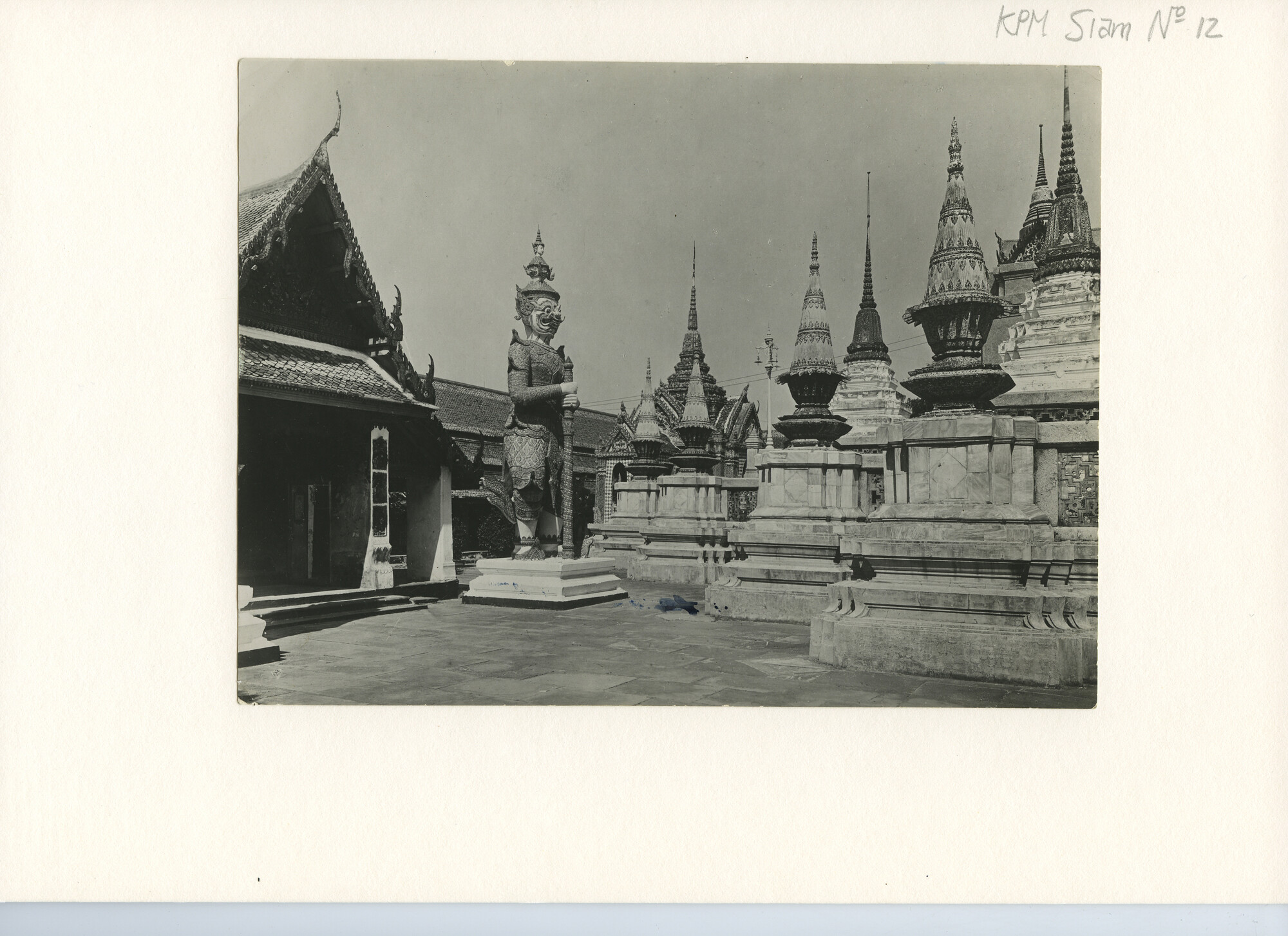 B.0227(1697)a; Wat Po, opgericht door de vroegere koningen van Siam; foto