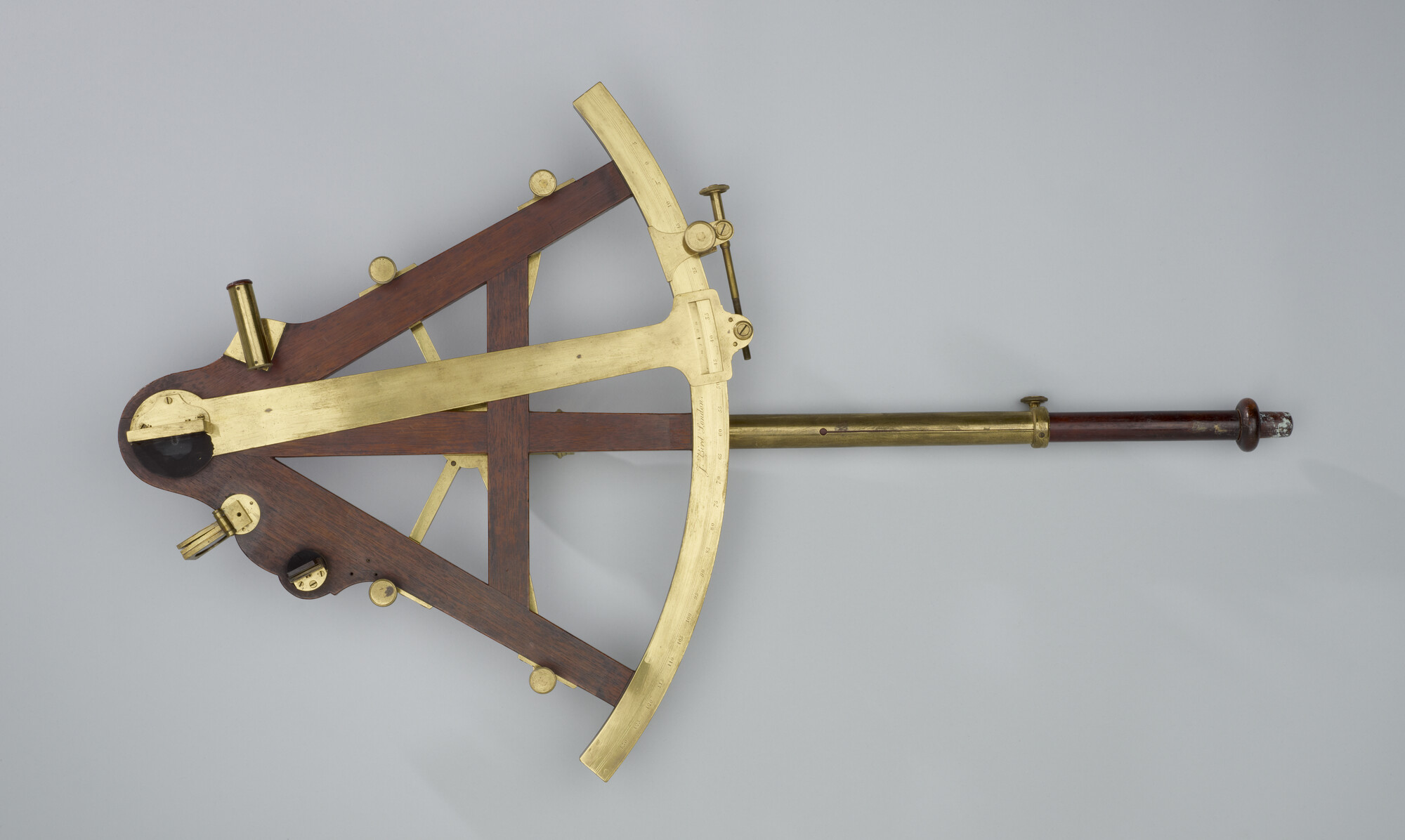 B.0021(01); Sextant door John Bird, Londen, circa 1770, houten frame met messing alidade; sextant