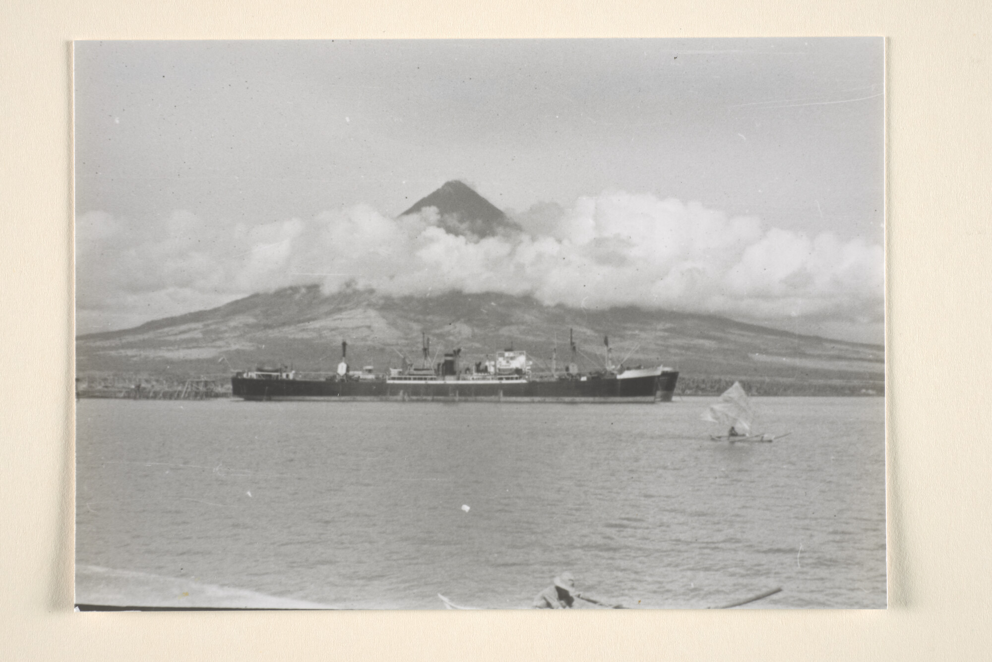 1995.6525; Het vrachtschip ms. Tjimenteng van de KJCPL; foto