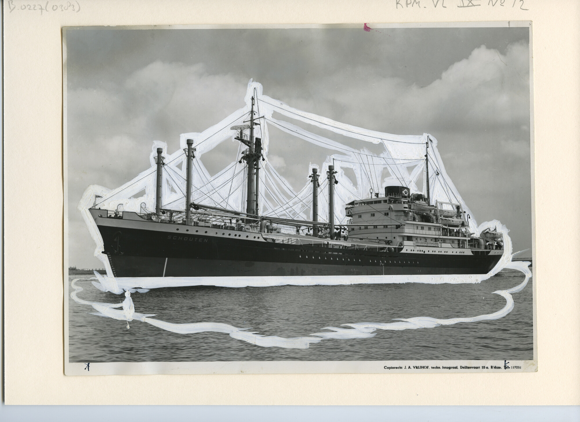 B.0227(0383); Foto van het vrachtschip ms. Schouten van de KPM op de Nieuwe Waterweg; foto