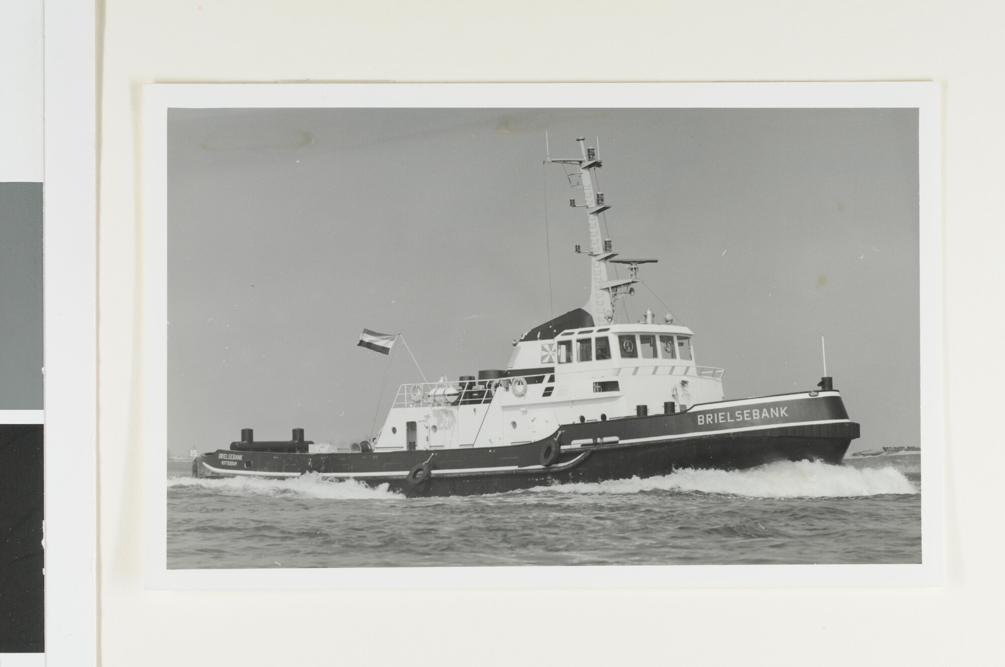 S.6408(1040); De sleepboot 'Brielsebank' van Nieuwe Rotterdamse Sleepdienst NV; foto