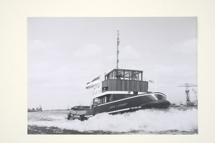 S.5219(12)0385; Foto's van de proefvaart van drie havensleepboten; fotoreportage