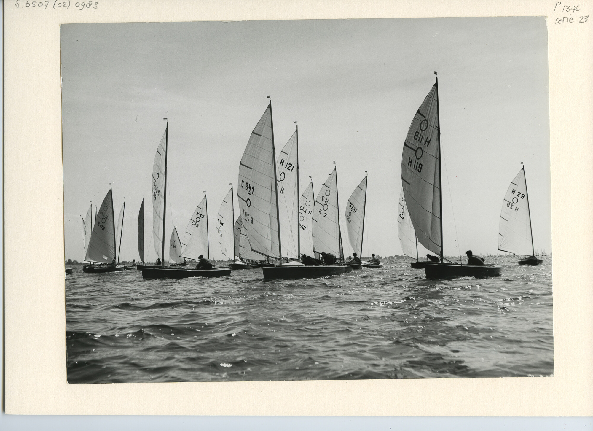 S.6507(02)0983.04; Zwart-wit foto van de O-jollen-klasse op de Westeinderplassen.; foto