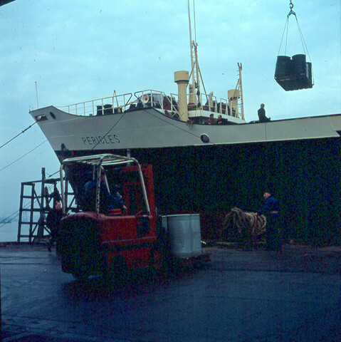 S.9100(1067); Dia van het vrachtschip ms. 'Pericles' van de KNSM afgemeerd aan de Surinamekade te Amsterdam; diapositief