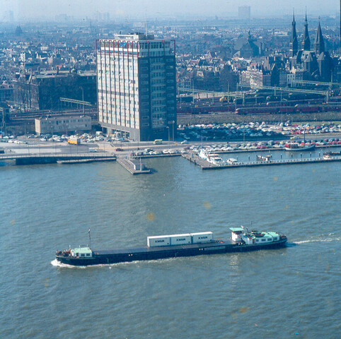 S.9100(7037); Dia van het binnenvaartschip 'Steenwijk' geladen met KNSM-containers op het IJ; diapositief