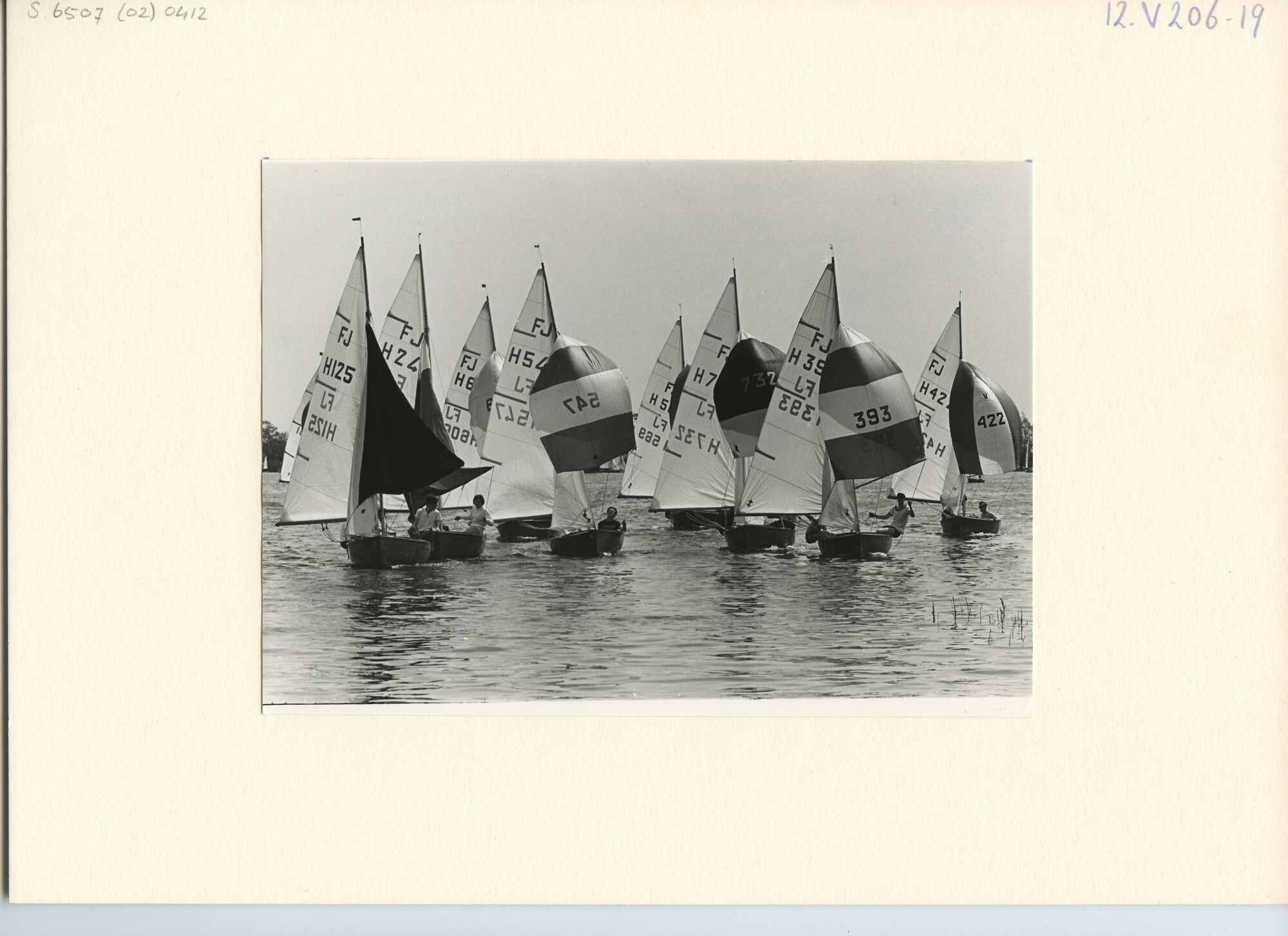 S.6507(02)0412.02; Zwart-wit foto van de Goudse Zeilweek 1967: de Flying Junior-klasse op Plas Elfhoeven; foto