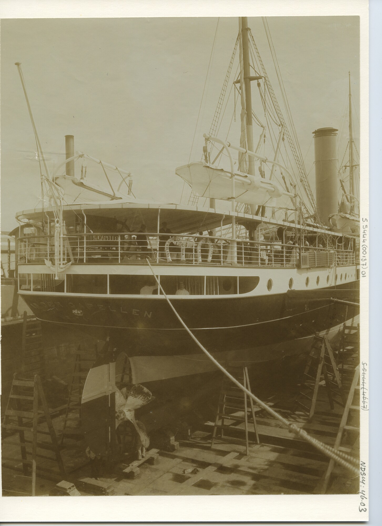 S.5444(0137)1; Foto van het vracht- en passagiersschip ss. Van der Capellen van de KPM in het droogdok; foto