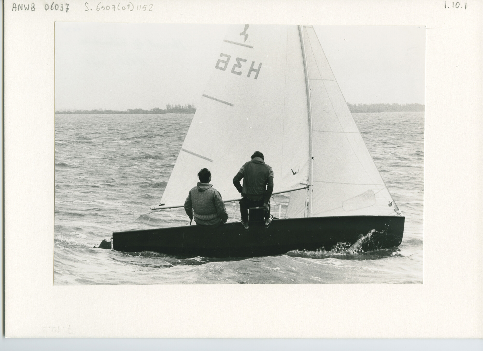 S.6507(01)1152; Hornet met zeilnummer H35; foto