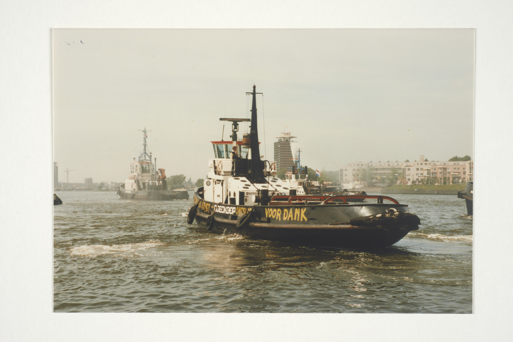2001.1684; Foto 'Ga niet met de NIB in zee' Bezetting en demonstratie door het personeel; fotoreportage