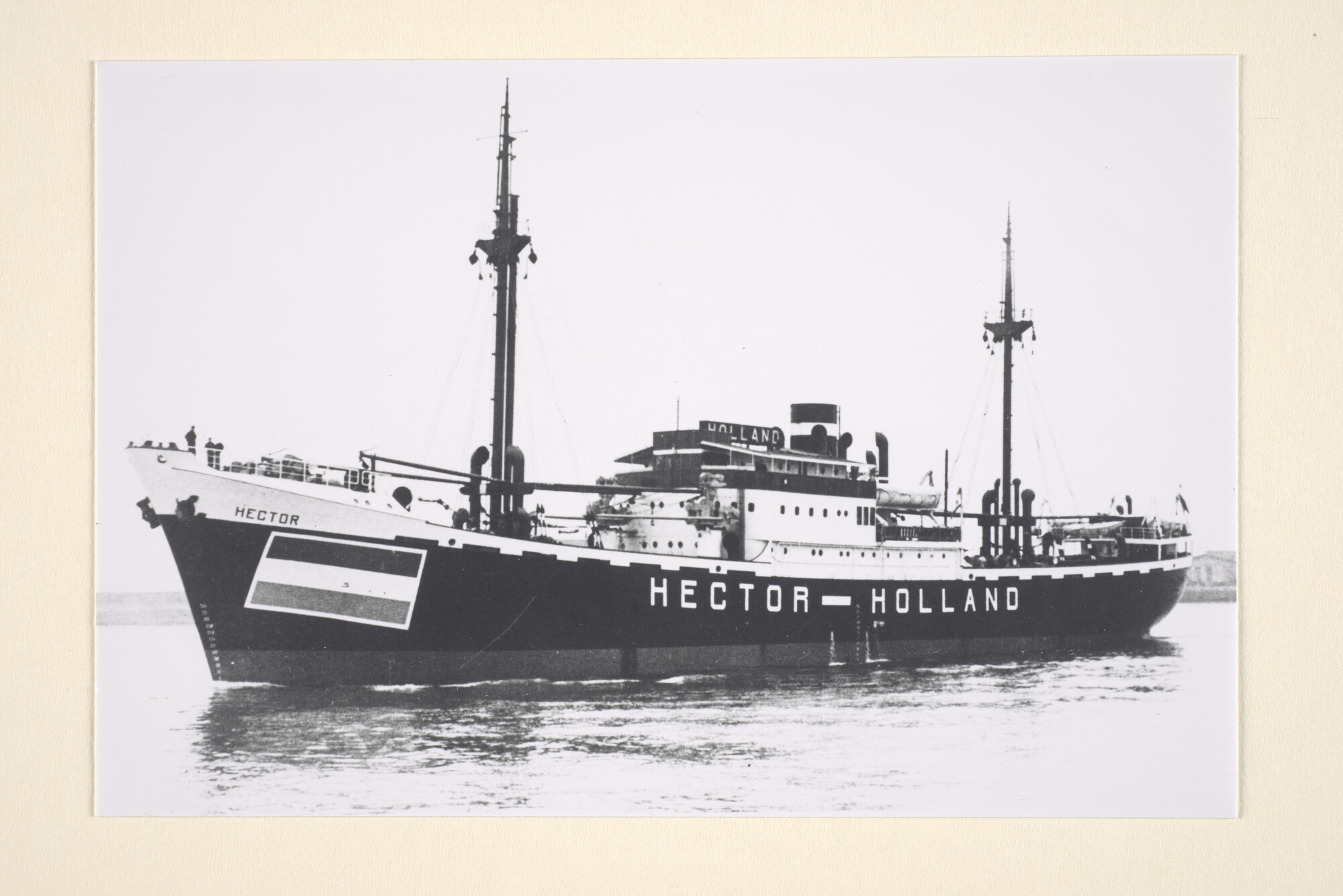 1995.6814; Het vrachtschip ms. 'Hector' van de KNSM; foto