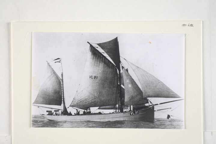 1994.6382; De logger 'Thor' (VL 91) van de Visscherij Maatschappij 'Mercurius' op de Noordzee; foto