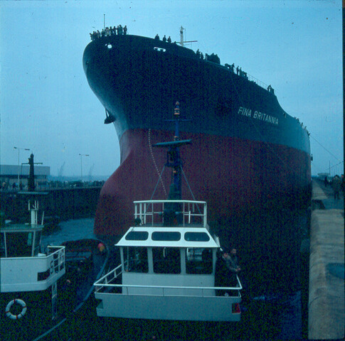S.9100(6253); Dia van de mammoettanker Fina Brittannia in de Noordersluis IJmuiden [...]; diapositief