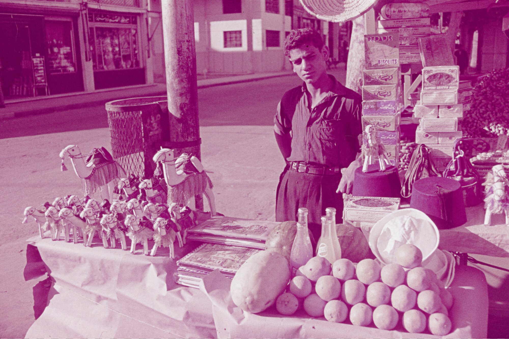 2015.0448; Dia van een marktkoopman met zijn handelswaar in een straat in Port Said; diapositief