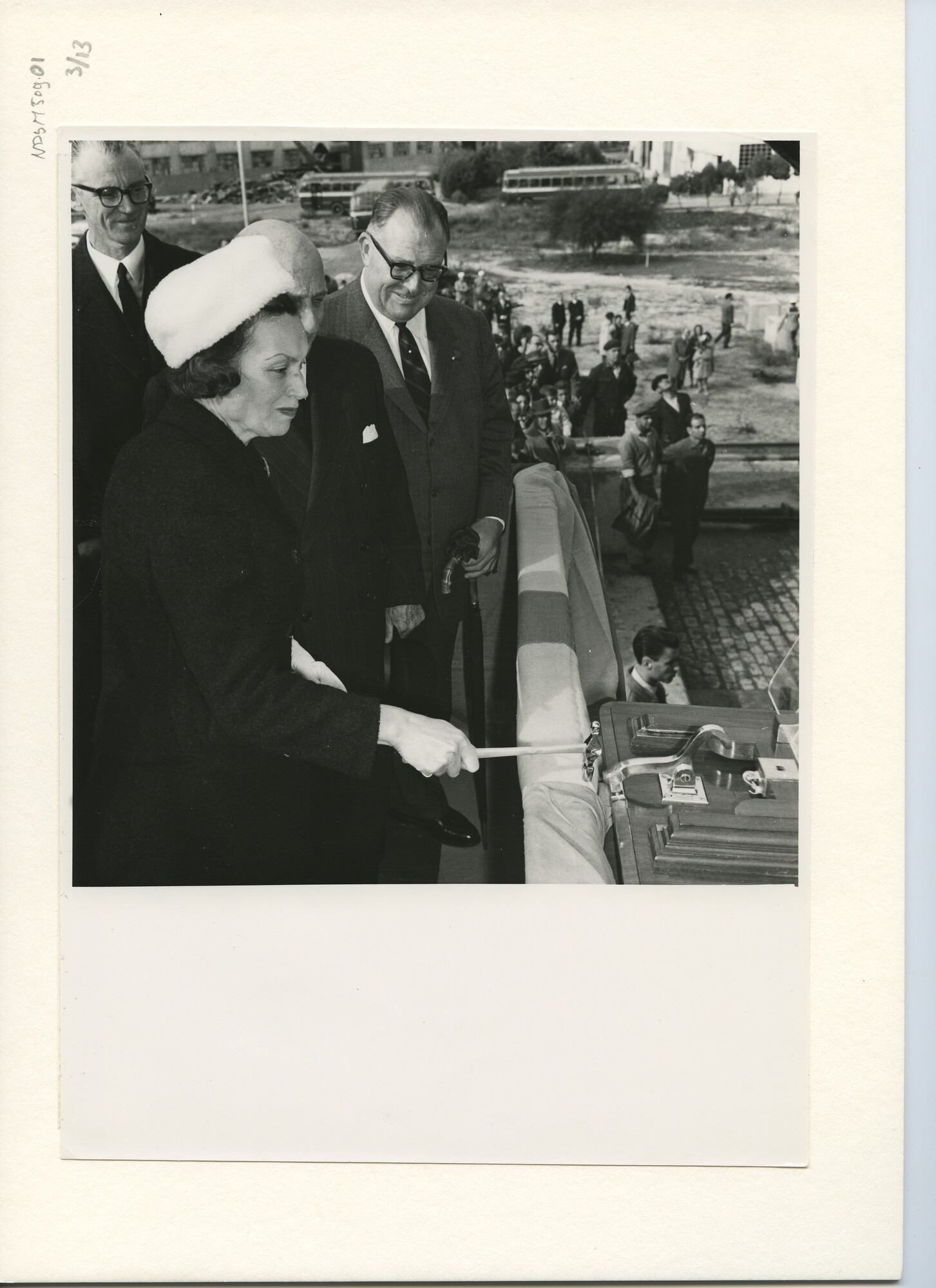 S.5444(2928)03; Foto van de tewaterlating en inzegening van het Portugese vrachtschip ms. Beira; foto