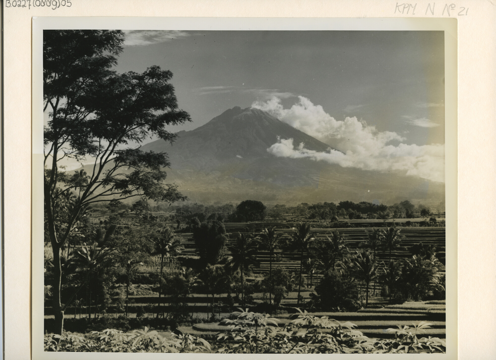 B.0227(0889)05; Landschapsfoto van het uitzicht op de vulkanen Sindoro en Soembing; foto