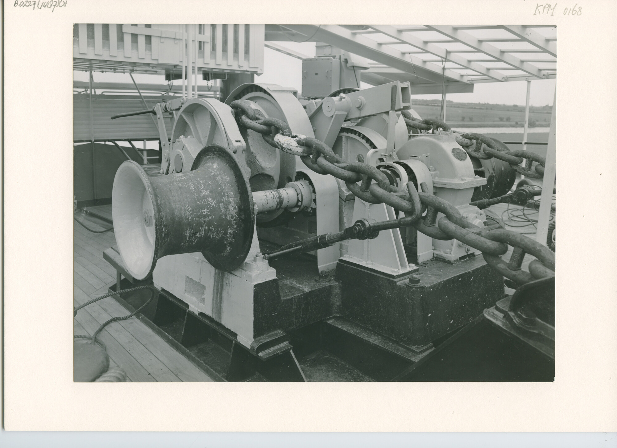 B.0227(1487)01; Detailopnames van twee ankerspillen of winches aan dek van ms. Waiwerang; foto
