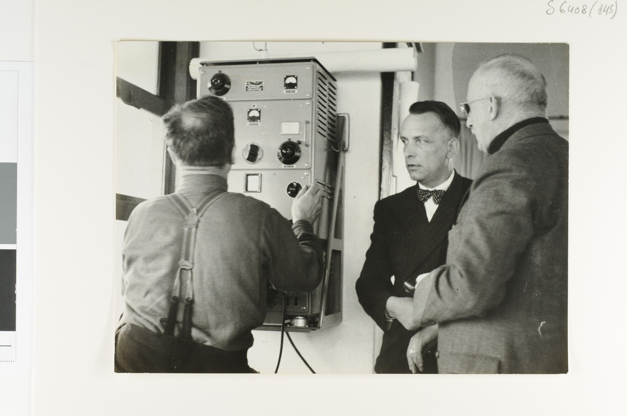 S.6408(0845); Foto's van het uitluisteren van radioberichten tijdens een reddingsaktie van de mrb; fotoreportage