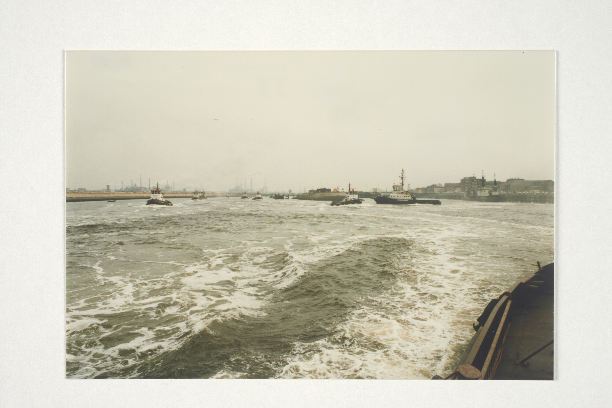 2001.1688; Passage van de sluis in IJmuiden en protest voor de sluizen tijdens de [...]; fotoreportage