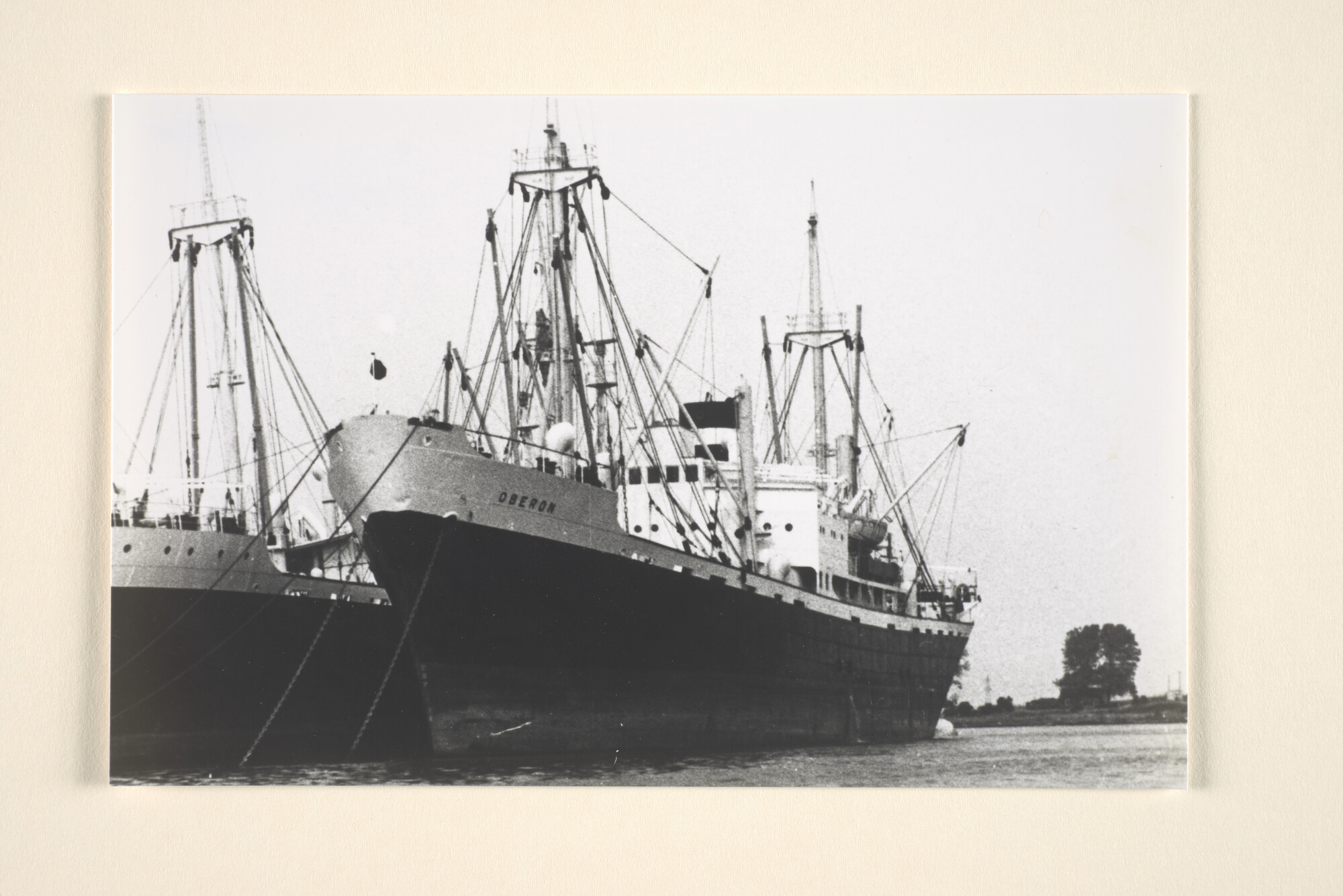 1995.6900; Het vrachtschip ms. 'Oberon' (aanvankelijk 'Lysander') van de KNSM ligt afgemeerd naast een ander schip; foto