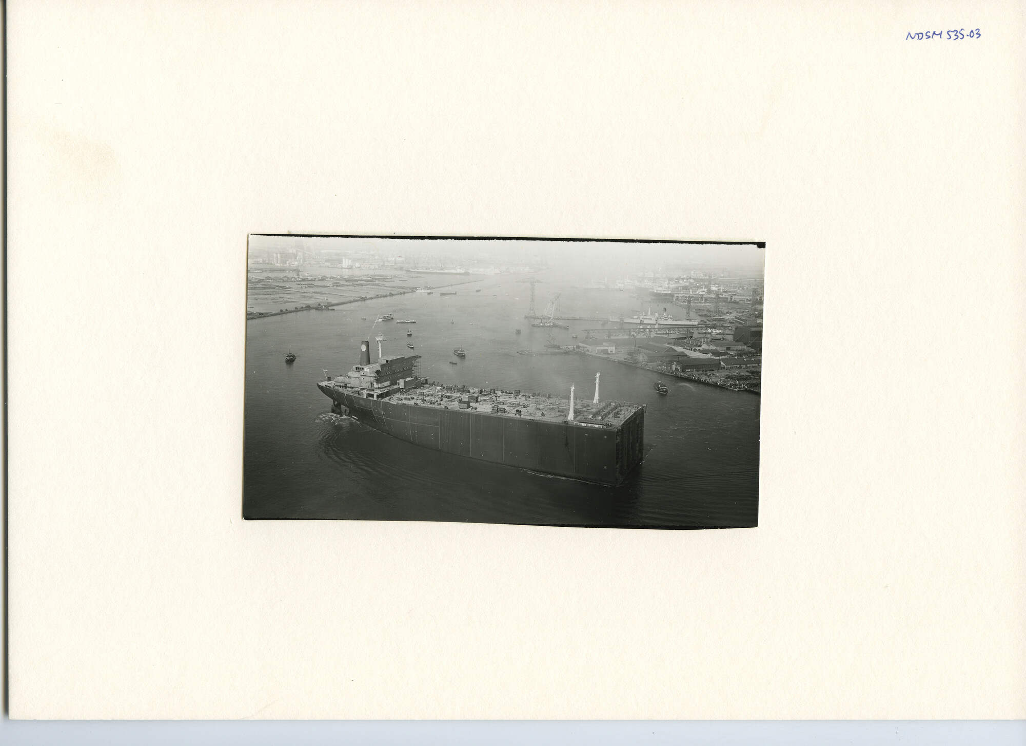 S.5444(2991)3; Luchtfoto van de tewaterlating van het achterschip van de tanker Melania; foto