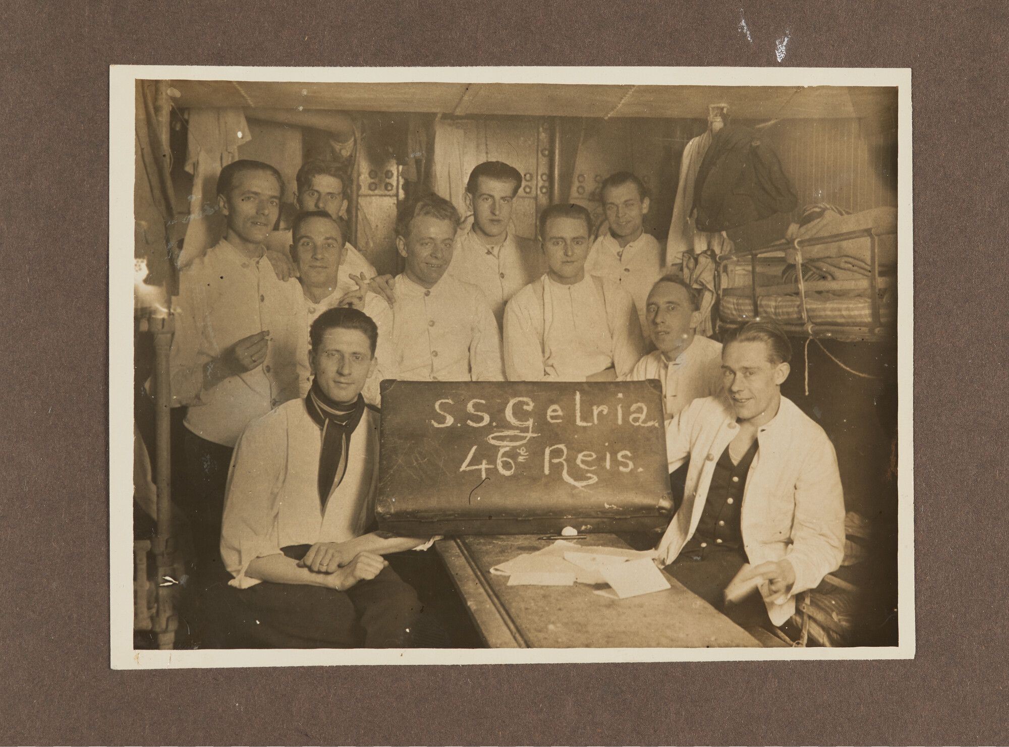 2019.0670; Album met foto's gemaakt aan boord van diverse schepen van de KNSM van kelner Gerhardus Pieter Jansen; fotoalbum