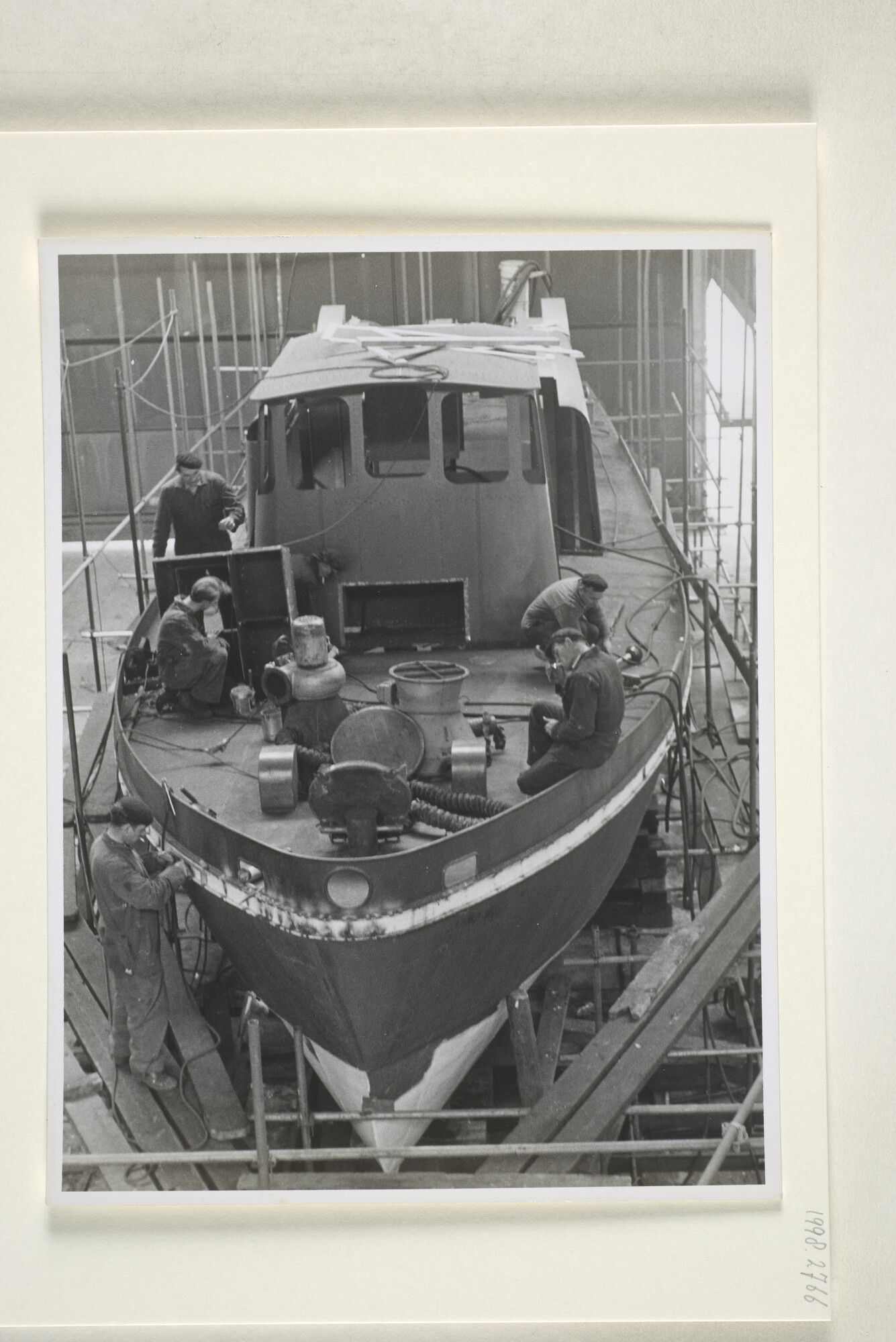 1998.2766; Bouwfoto van een motorboot, type Rhodes (bnr 554) in een loods van de [...]; foto