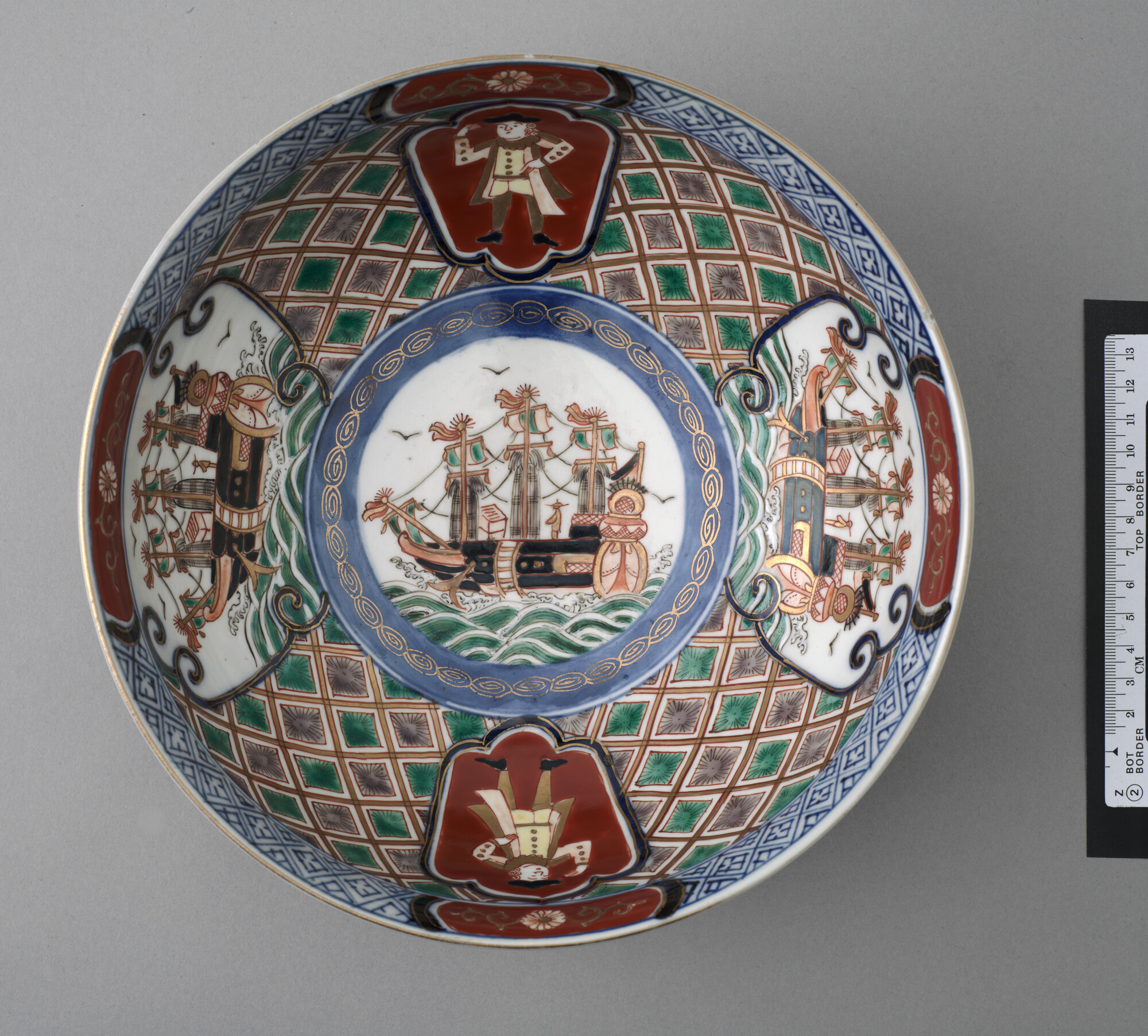 A.2917(01); Kastkom van Japans porselein, met voorstelling van schepen en mannen; kom