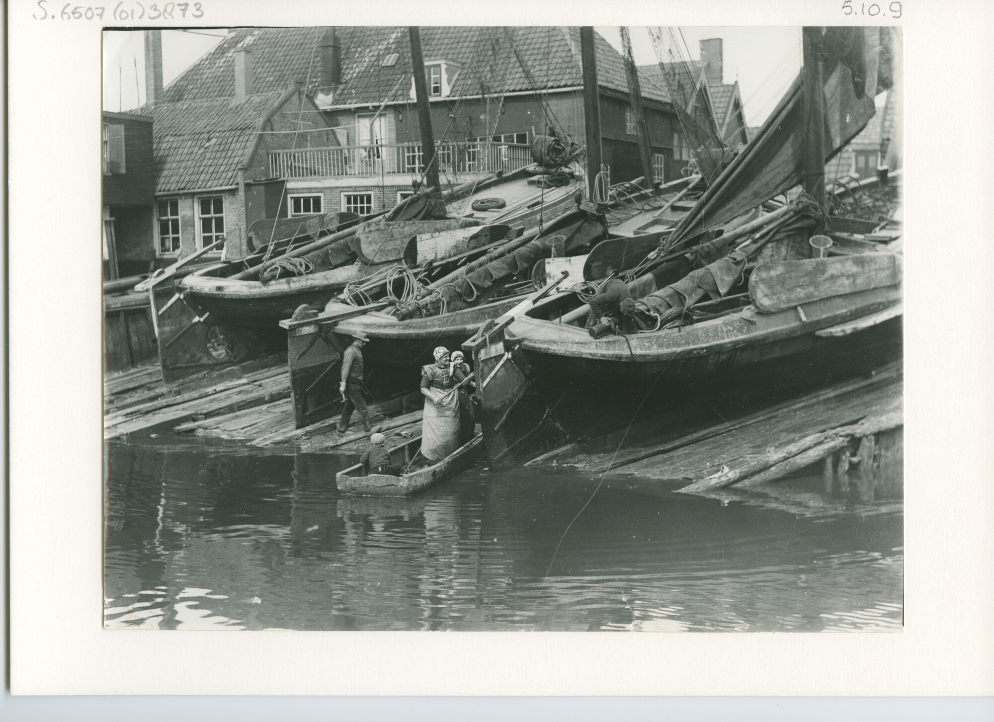 S.6507(01)3873; Drie houten visbotters op de houten helling van de werf Nieuwboer te Spakenburg; foto