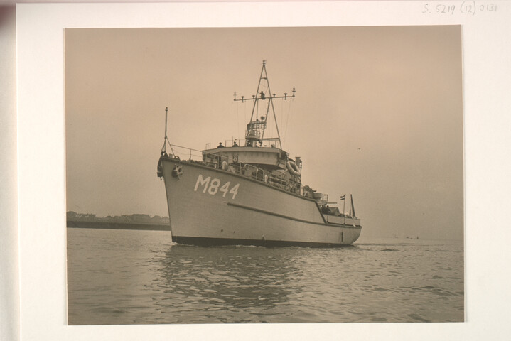 S.5219(12)0131; Foto's van de onder MDAP-voorwaarden gebouwde houten kustmijnenveger Hr.Ms. 'Rhenen' (M 844) bij de ASM te Arnhem; fotoreportage