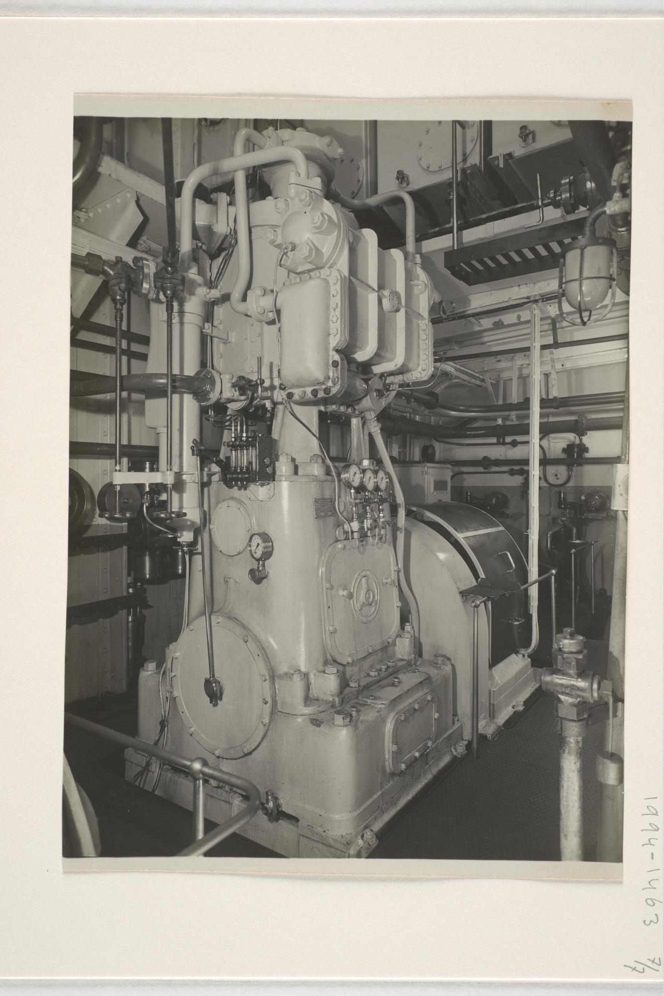 1994.1463; Interieurfoto's van de machinekamer van ms. 'Cremer'; fotoreportage