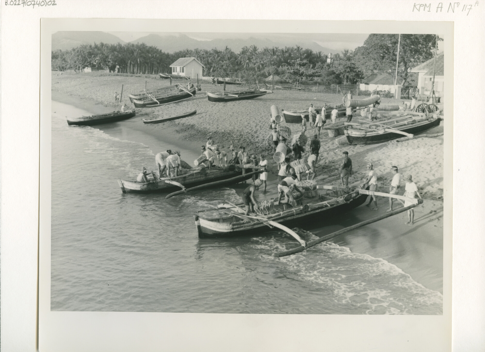 B.0227(0740)02; Foto van prauwen op het strand van Ampenan (Lombok); foto