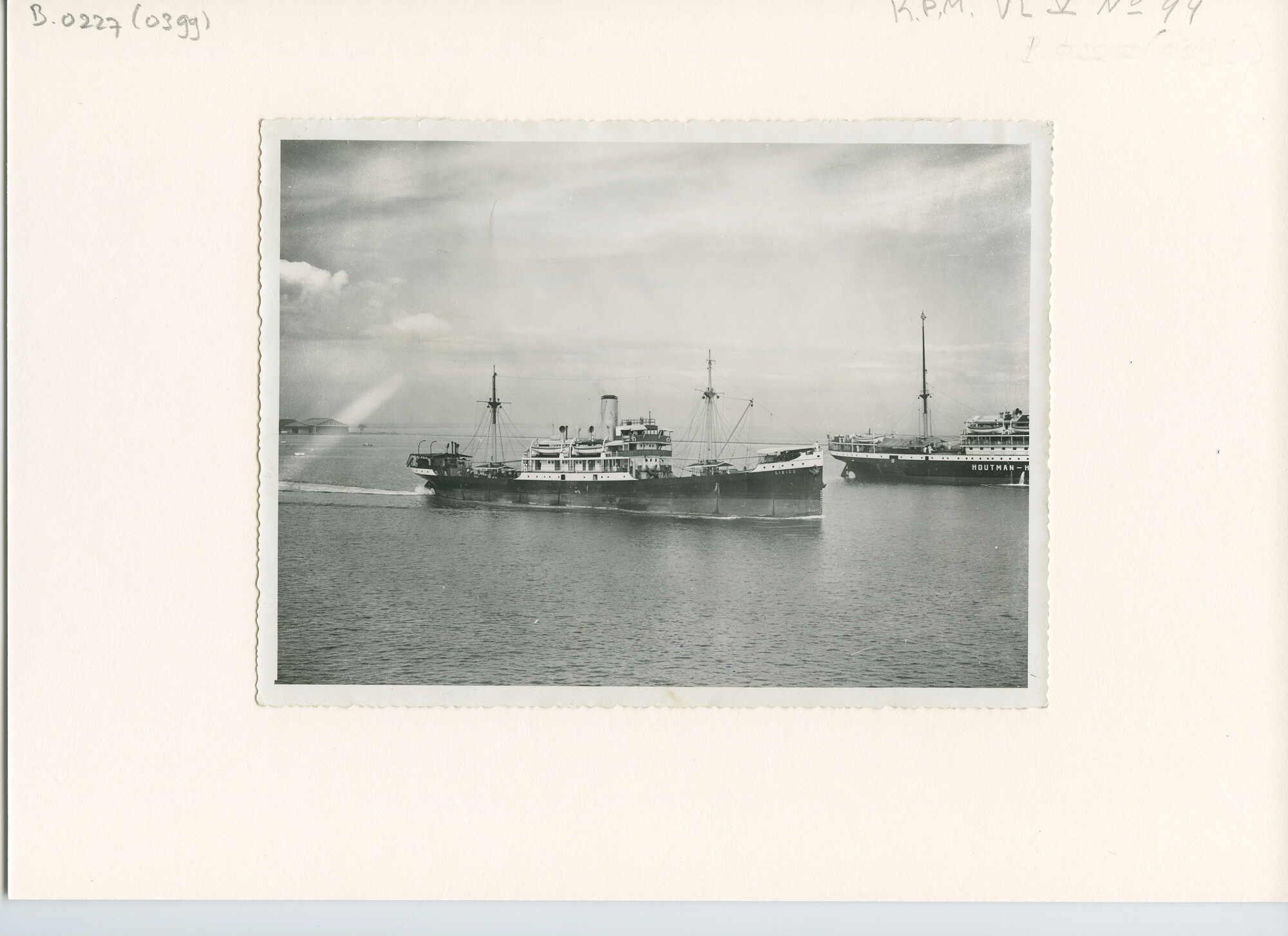B.0227(0399); Foto van ss. Sibigo verlaat de haven van Tandjong Priok, mei 1938; foto