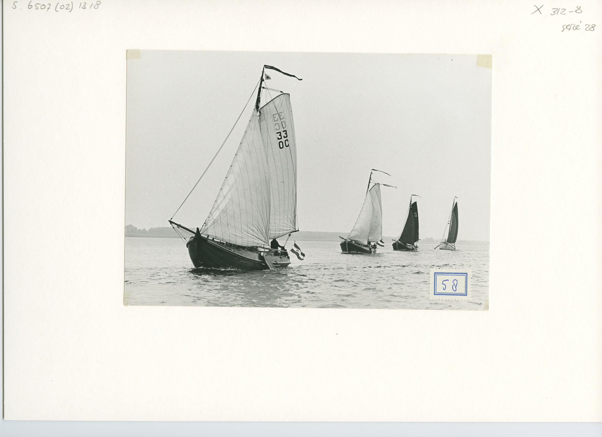 S.6507(02)1318.05; Zwart-wit foto van de reünie van ronde en platbodemjachten te Willemstad; foto
