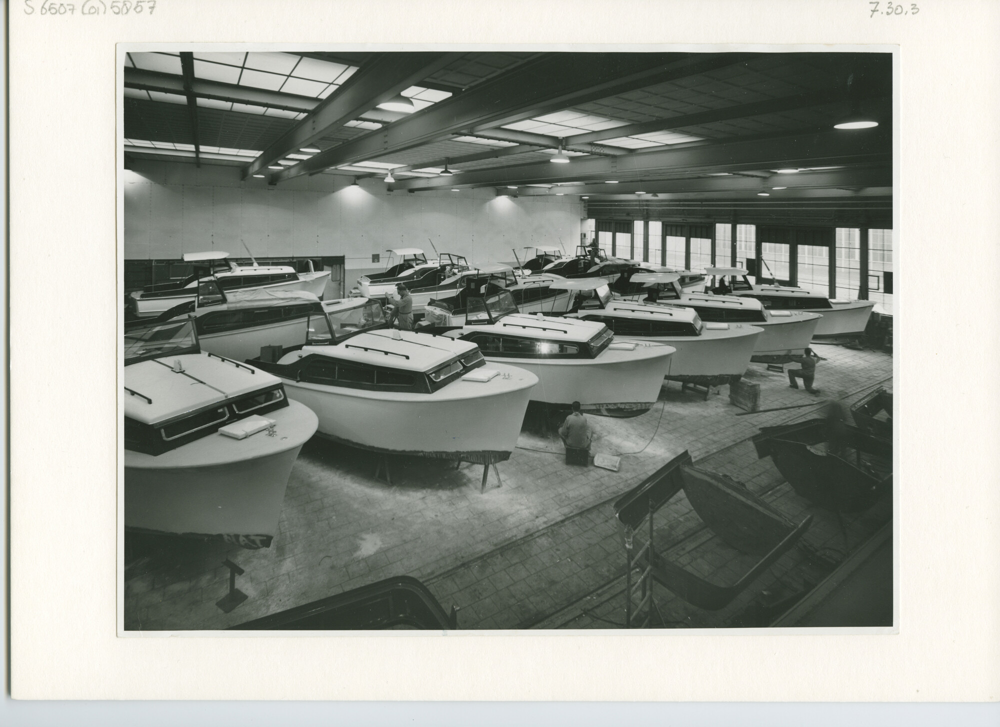 S.6507(01)5857; Foto van waterland kruisers, ontwerp W. de Vries Lentsch jr. werden in grote aantallen gebouwd bij Beynes te Haarlem; foto