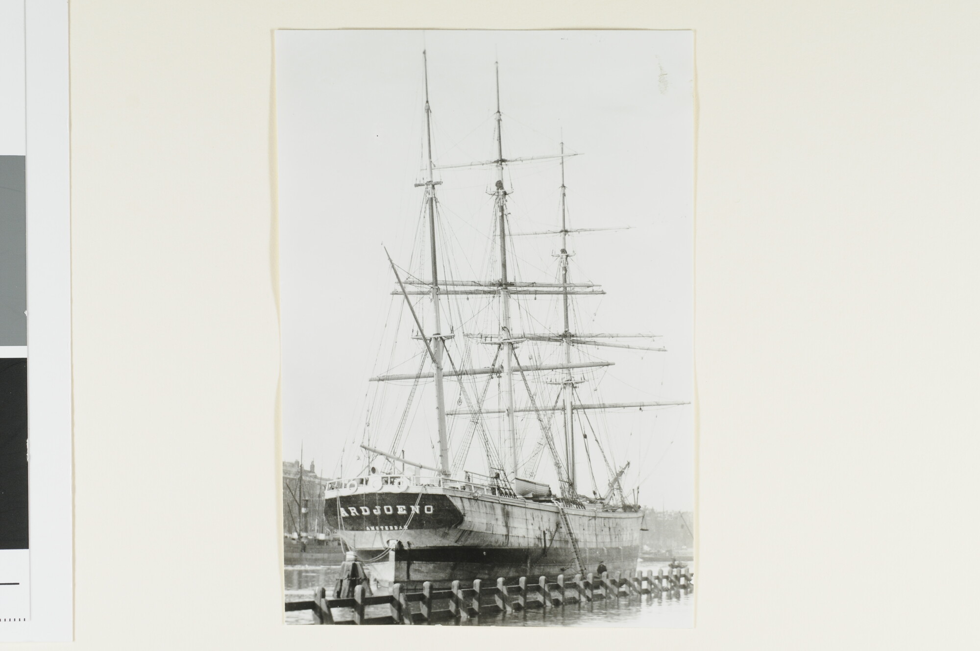 A.4254(09); De driemast composiet bark 'Ardjoeno' (voormalige fregat 'Amsterdam') van A. Hendrichs & Co; foto