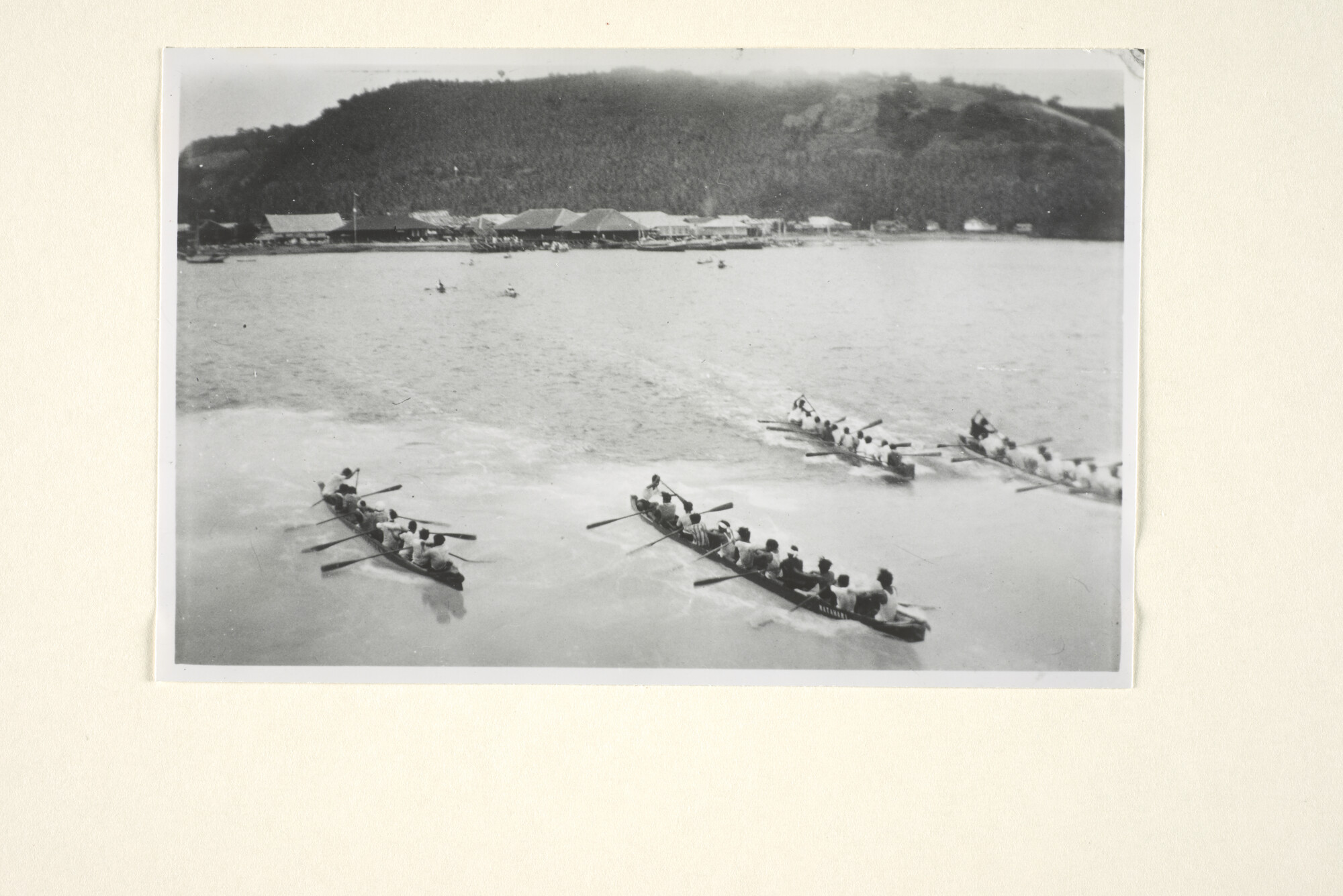 1997.1319; Roeiwedstrijd met prauwen te Donggala (West Celebes); foto