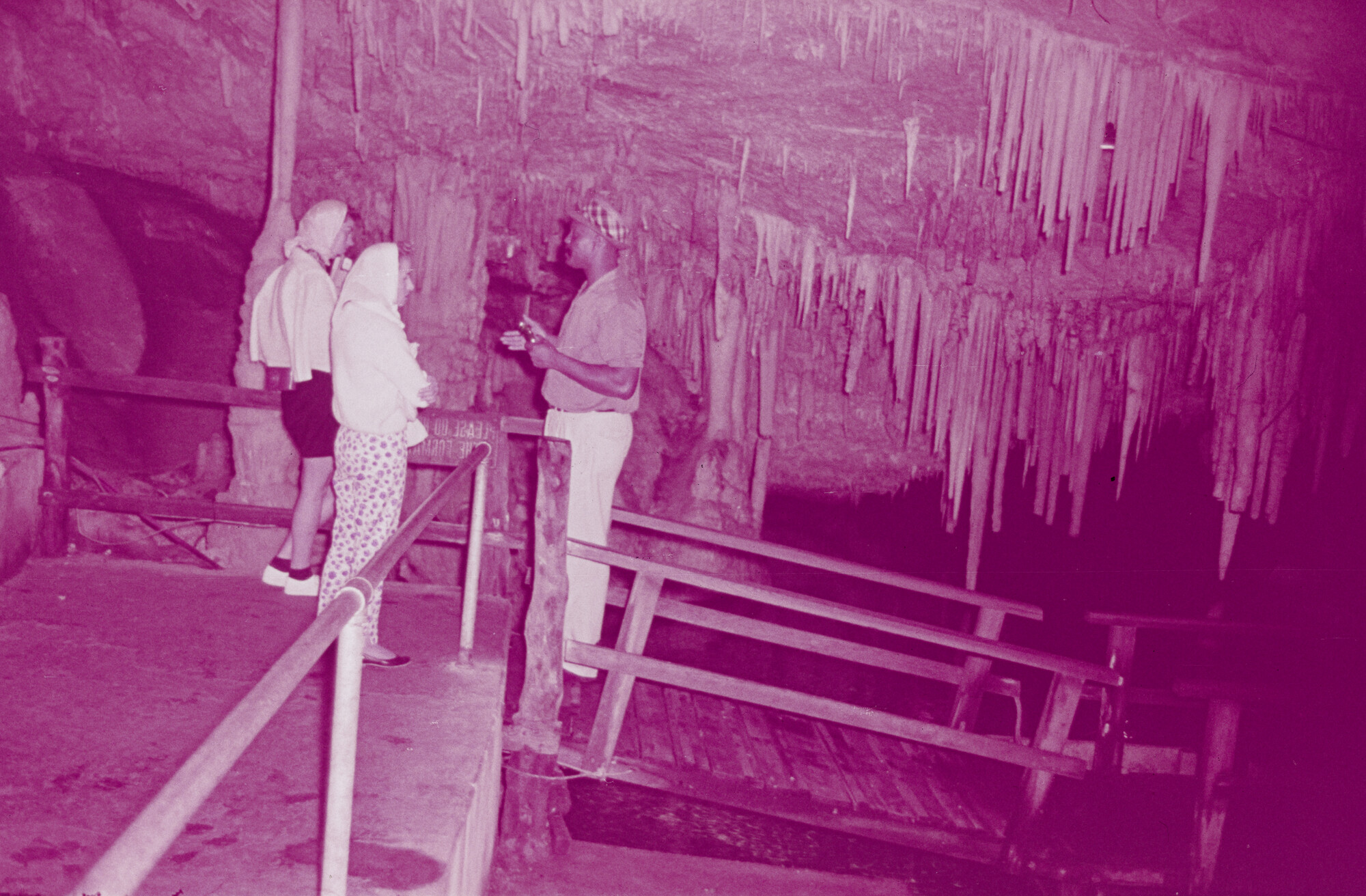2015.0793; Dia van bezoekers in de Crystal Caves op Bermuda; diapositief