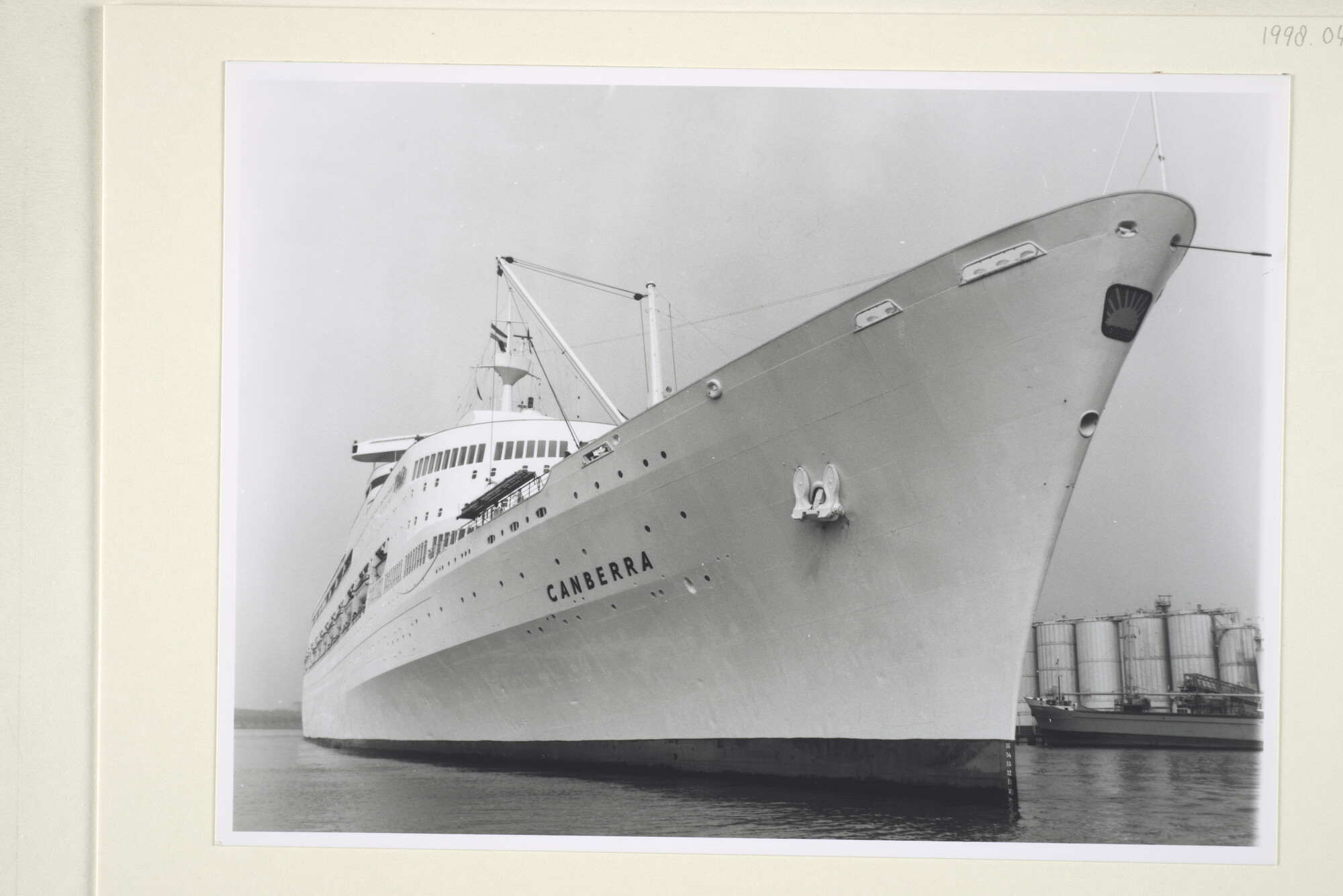 1998.0455; Fotos van het Britse cruiseschip t.e. Canberra van P & O gezien bij [...]; fotoreportage