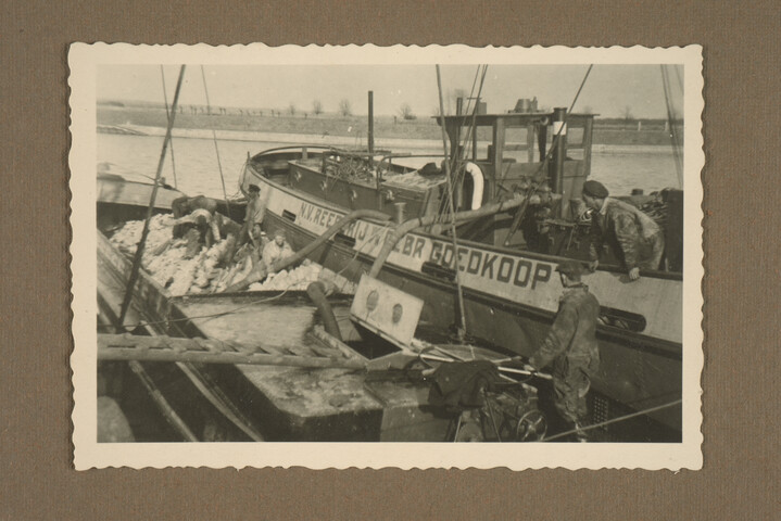 2001.1755; Omslag met vele foto's en knipsels van meest bergingsactiviteiten door Reederij v/h Gebroeders Goedkoop te Amsterdam in de periode 1929 / 1949; omslag