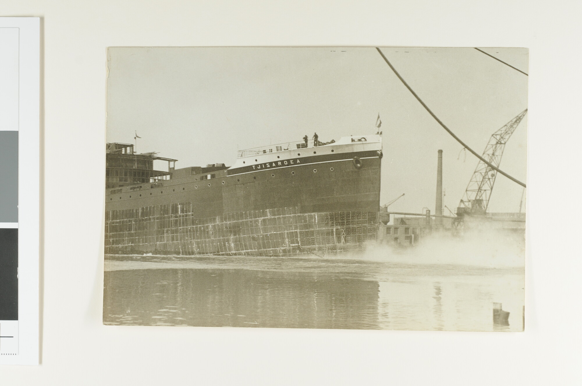 A.5675(52); De tewaterlating van het vracht-passagiersschip ss. 'Tjisaroea' van de; foto