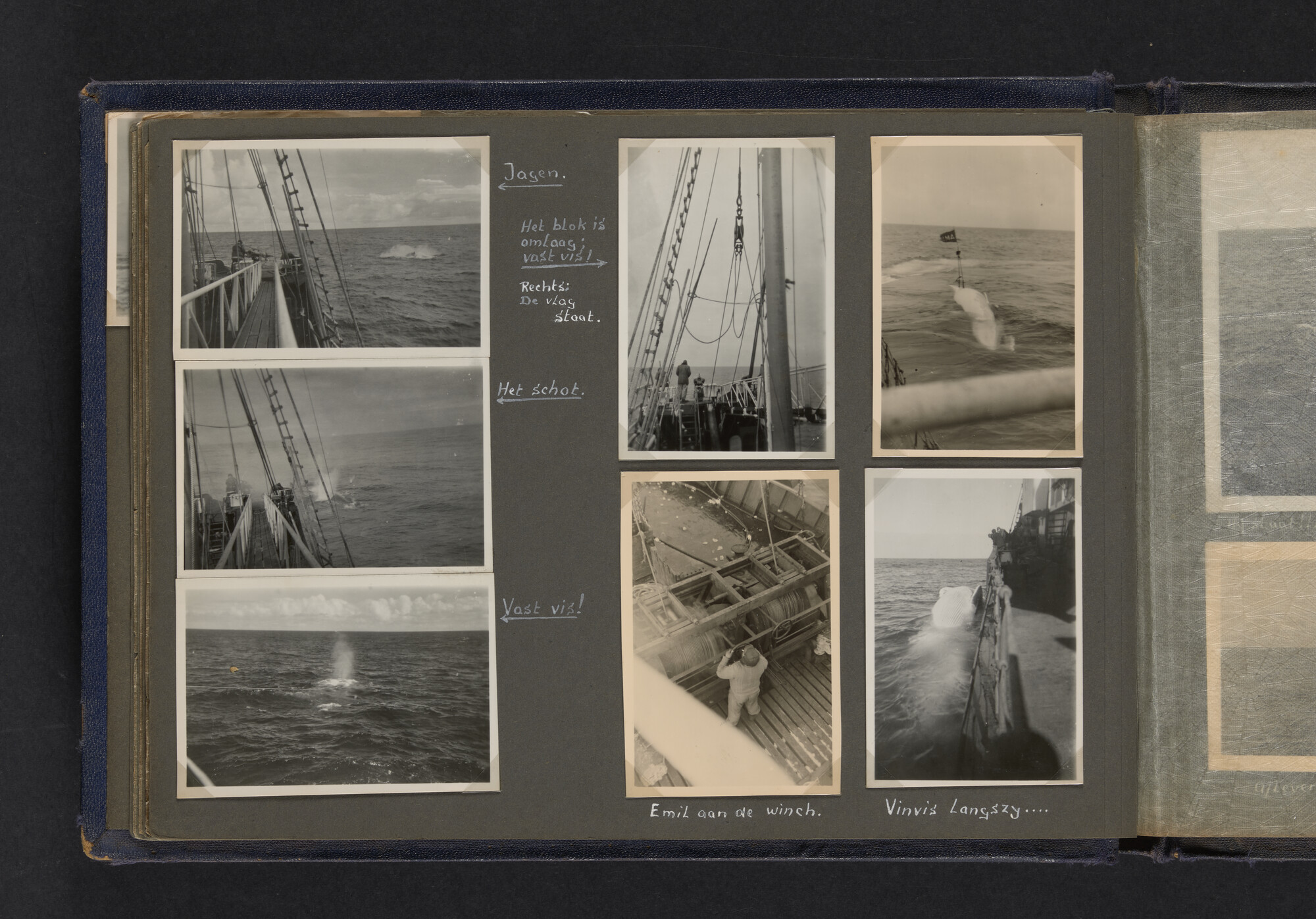 2021.0009; Fotoalbum van Joost Ossewaarde, 4e radiotelegrafist op walvismoederschip Willem Barendsz (II) en walvisjagers, met foto's van vangstseizoenen 1955-1956 en 1956-1957.; fotoalbum