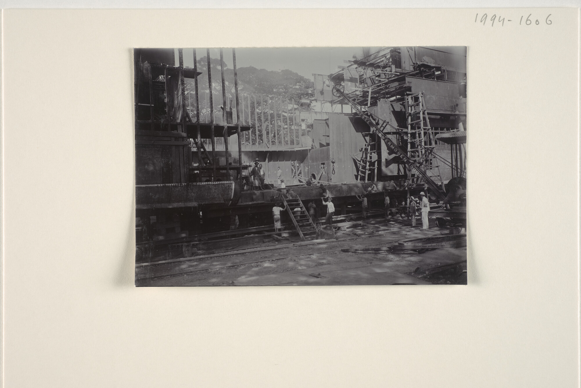 1994.1606; Foto's van de reparatie door de Nederlandsche Scheepsbouw Maatschappij van de middensectie van het ss. 'Pahud' [...]; fotoreportage