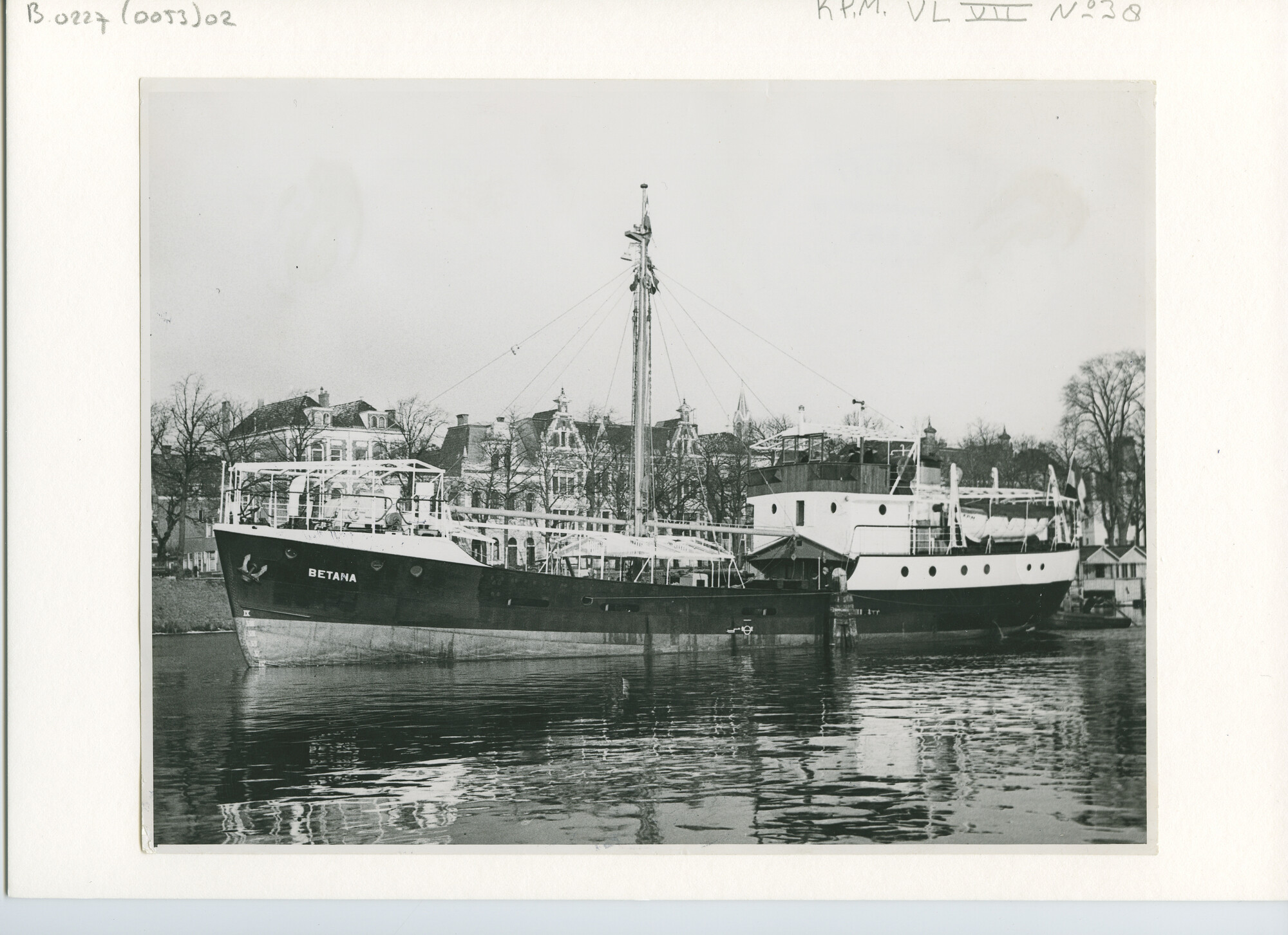B.0227(0053)02; Foto van de coaster ms. Betana afgemeerd in (vermoedelijk) Delfzijl, 1947; foto