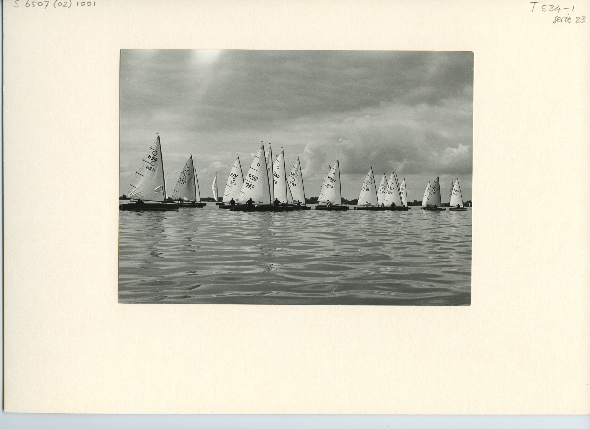 S.6507(02)1001.01; Zwart-wit foto van het Europees Kampioenschap O-jollen 1966 op de Westeinderplassen; foto
