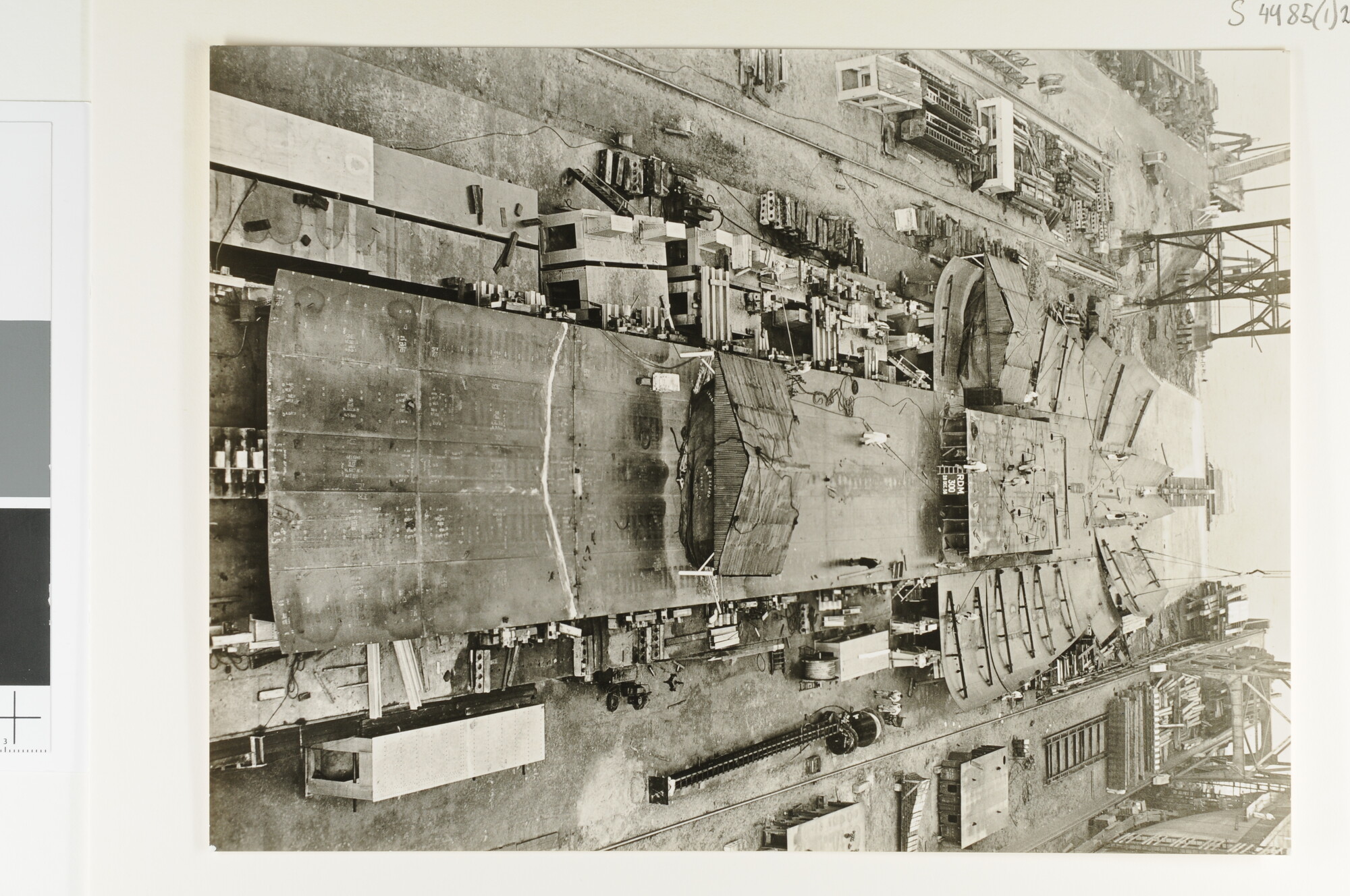 S.4485(01)2; Het passagiersschip ss. 'Rotterdam' van de Holland-Amerika Lijn in aanbouw bij de werf van de RDM te Rotterdam, december 1956; foto