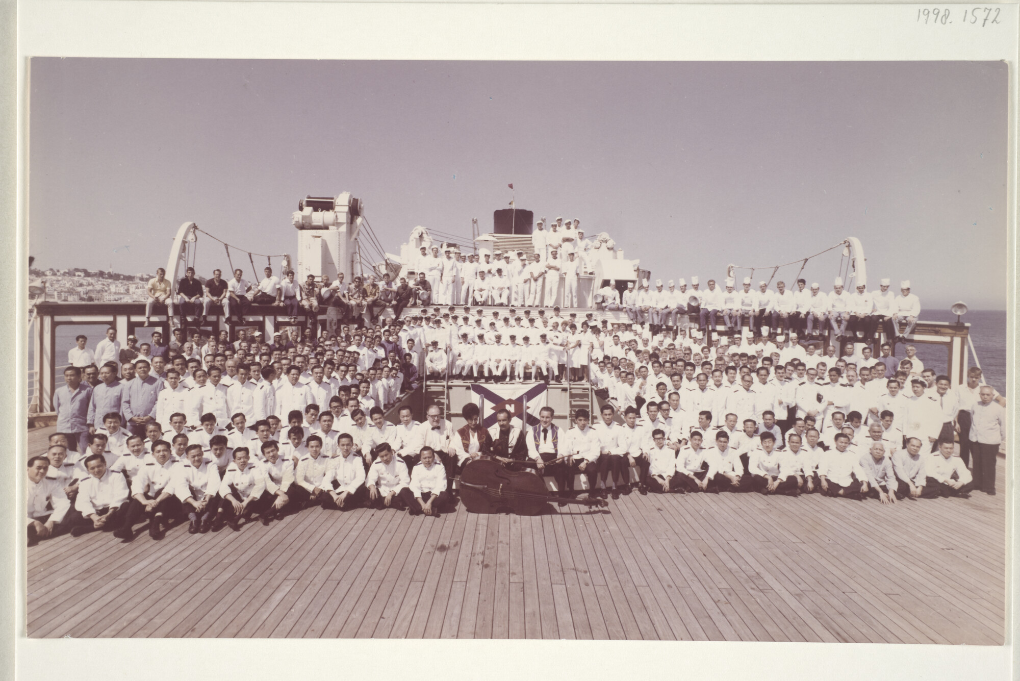 1998.1572; Groepsfoto van de totale bemanning, o.m. kapitein W.F.J. Mörzer Bruijns, van ms. 'Oranje'; foto