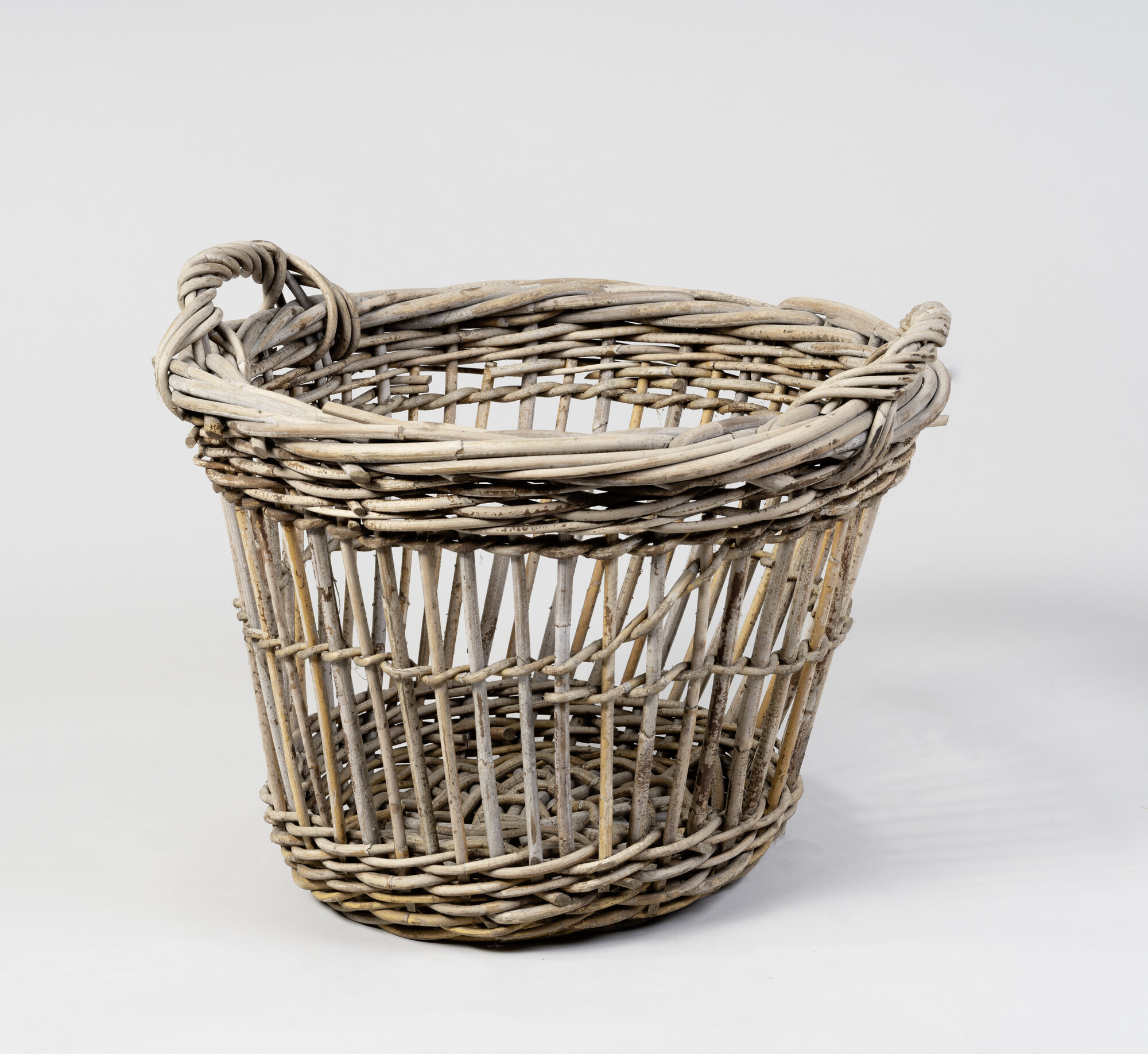 S.7397(01); Gevlochten haalmand met twee handgrepen; mand